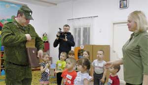 Организация непрерывной непосредственно образовательной деятельности детей в средней группе по ФЦКМ. Тема: «На страже Родины своей».