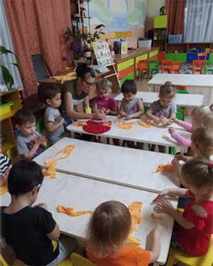 Аппликация из скрученных бумажных салфеток во второй младшей группе «Сердце для мамы»