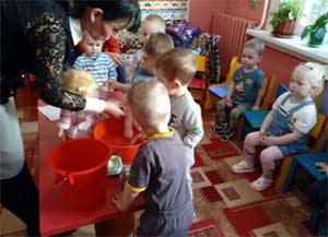 Конспект непосредственно — образовательной деятельности по социально – коммуникативному развитию в группе раннего возраста «Умоем куклу Таню»