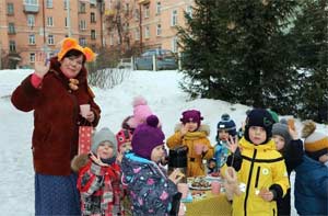 Спортивное развлечение — мини-поход для детей среднего и младшего возраста в зимний период времени на улице «В гости к белочке»