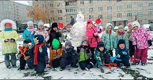 Фотоотчет прогулка в детском саду в старшей группе «Первый снег! Первый снеговик»