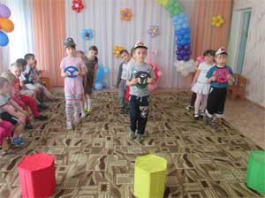 Конспект развлечения для родителей и детей старшей группы «Правила дорожные всем знать положено»